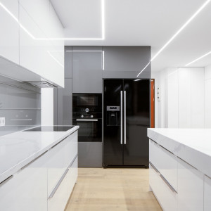 Iluminação decorativa da cozinha com perfis de alumínio