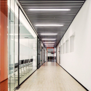 Luminária linear de LED 45W para corredores e espaços comerciais