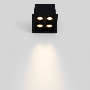 Luminária preta com 4 luzes LED branco extra quente de 8W