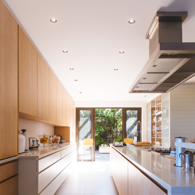 Aro downlight prata instalado no teto Aro downlight prata instalado no teto